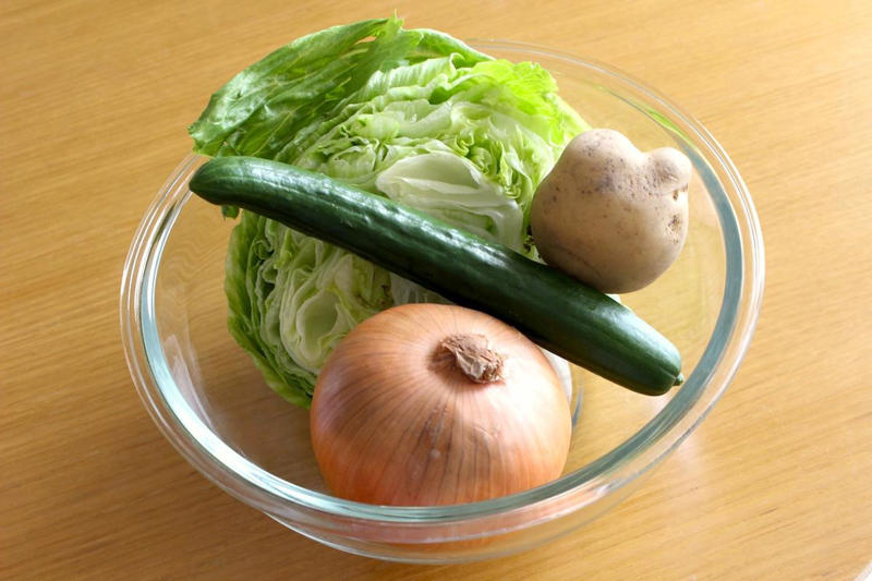 味噌汁の具をサラダっぽくしたら、謎においしい , 絶妙にクセになる！ サラダ味噌汁 , レタスのシャキシャキ感とさっぱり感が良い！, 顆粒コンソメを使うのがポイント