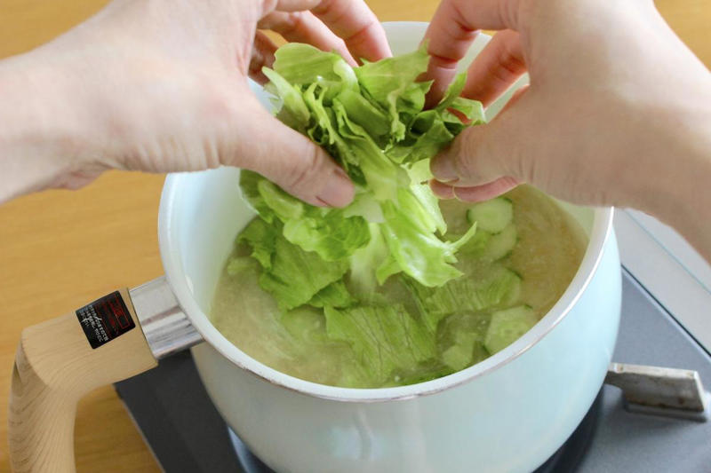 味噌汁の具をサラダっぽくしたら、謎においしい , 絶妙にクセになる！ サラダ味噌汁 , レタスのシャキシャキ感とさっぱり感が良い！, 顆粒コンソメを使うのがポイント