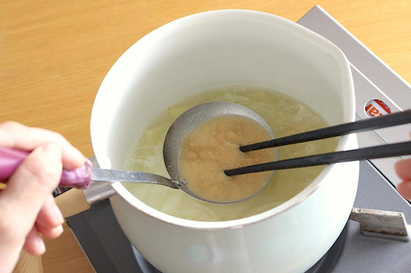 味噌汁の具をサラダっぽくしたら、謎においしい , 絶妙にクセになる！ サラダ味噌汁 , レタスのシャキシャキ感とさっぱり感が良い！, 顆粒コンソメを使うのがポイント