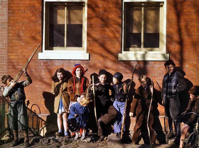 1. Kids Playing in the Streets of Brooklyn, New York, 1950, 2. Neighborhood Baseball on a Quiet Suburban Street, 1958, 3. Neighborhood Bike Gang, 1970s, 4. ‘Kids Playing Outside in Dumont, New Jersey, 1977’, 5. Homemade Playground in an Alley, 1950, 6. Someone Give This Kid a Stuntman Career, 1980s, 7. Children Playing on Peace Street in London’s East End, 1950s, 8. Just Some Friends Turning an Old Barrel Into the Perfect Playground, 9. This Jungle Gym Would Certainly Not Fly Today, 1942, 10. Scaling Brick Walls in Abandoned Building Was Just Part of the Fun, 11. Skater Boys Unite! New Jersey, Late ’80s, 12. A Police Officer Plays Tag With Local Kids in Harlem, New York, 1978, 13. Neighborhood War Games With Makeshift Weapons, 1960s, 14. Cutest Repair Shop I Ever Did See, 15. ‘Neighborhood Kids Playing War in Washington D.C., 1942’, 16. Just Some Buddies Hanging Out in Sydney, Australia, 1989, 17. Summertime Fun With a Shopping Cart, Harlem, New York, 1980s, 18. There’s a New Sheriff in Town and He Ain’t Playing Around, 19. ‘Kids Playing Street Hockey, 1976’