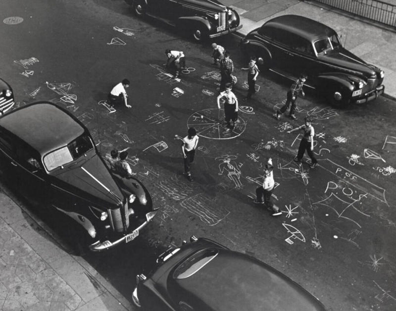 1. Kids Playing in the Streets of Brooklyn, New York, 1950, 2. Neighborhood Baseball on a Quiet Suburban Street, 1958, 3. Neighborhood Bike Gang, 1970s, 4. ‘Kids Playing Outside in Dumont, New Jersey, 1977’, 5. Homemade Playground in an Alley, 1950, 6. Someone Give This Kid a Stuntman Career, 1980s, 7. Children Playing on Peace Street in London’s East End, 1950s, 8. Just Some Friends Turning an Old Barrel Into the Perfect Playground, 9. This Jungle Gym Would Certainly Not Fly Today, 1942, 10. Scaling Brick Walls in Abandoned Building Was Just Part of the Fun, 11. Skater Boys Unite! New Jersey, Late ’80s, 12. A Police Officer Plays Tag With Local Kids in Harlem, New York, 1978, 13. Neighborhood War Games With Makeshift Weapons, 1960s, 14. Cutest Repair Shop I Ever Did See, 15. ‘Neighborhood Kids Playing War in Washington D.C., 1942’, 16. Just Some Buddies Hanging Out in Sydney, Australia, 1989, 17. Summertime Fun With a Shopping Cart, Harlem, New York, 1980s, 18. There’s a New Sheriff in Town and He Ain’t Playing Around, 19. ‘Kids Playing Street Hockey, 1976’