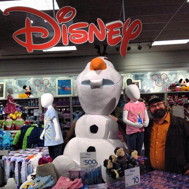 Generic plush toys Generic T-shirts, Autograph books, Glow toys from night shows, Overpriced snacks, Standard coffee mugs, Umbrellas and ponchos, Costume accessories, Keychains, Generic plush toys, Everyday jewelry, Standard park maps and guides, Photo print packages, Generic tote bags, Pens and stationery sets, Standard mouse ears, Choosing keepsakes that count