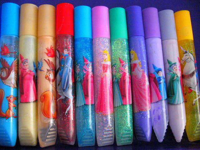 Pens and stationery sets Generic T-shirts, Autograph books, Glow toys from night shows, Overpriced snacks, Standard coffee mugs, Umbrellas and ponchos, Costume accessories, Keychains, Generic plush toys, Everyday jewelry, Standard park maps and guides, Photo print packages, Generic tote bags, Pens and stationery sets, Standard mouse ears, Choosing keepsakes that count