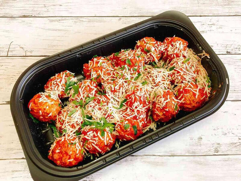 コストコ販売の「伊藤ハム米久 ミートボールwithチーズ」の値段と内容量, コストコ販売の「伊藤ハム米久 ミートボールwithチーズ」の原材料, コストコ販売の「伊藤ハム米久 ミートボールwithチーズ」のカロリー, コストコ販売の「伊藤ハム米久 ミートボールwithチーズ」の消味期限と保存方法｜冷凍はできる？, 濃厚でクリーミー！ 伊藤ハムの「ミートボール ポルチーニ」, 1250gのボリューム！ コストコデリカの「ポークミートボール」