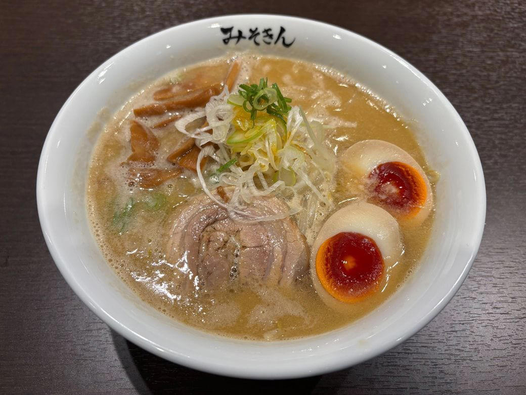 バズリまくったカップ麺の累計販売数は2000万食, 上京しても味噌ラーメンを愛したHIKAKINさん, 名店の店主が徹底的に味を作り込んだ, “元気の出る一杯”をリアル店舗で提供する意味, リアル店舗は「気合」の表れだ