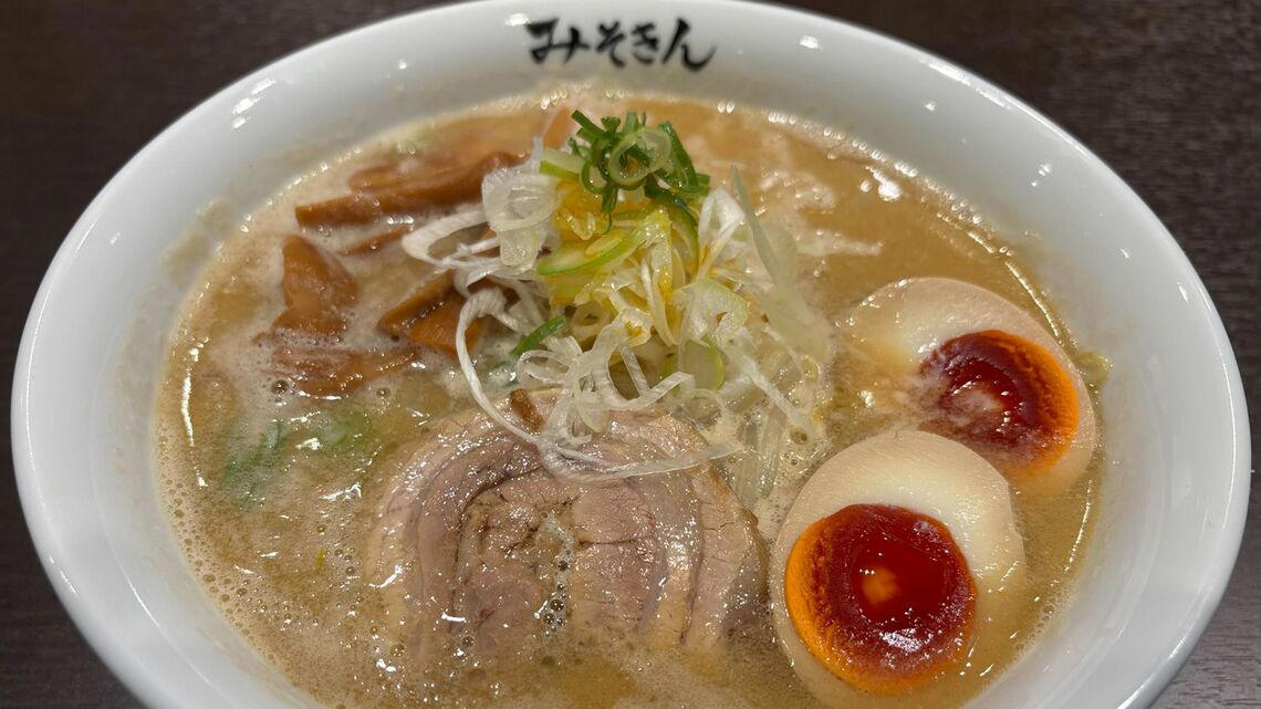 バズリまくったカップ麺の累計販売数は2000万食, 上京しても味噌ラーメンを愛したHIKAKINさん, 名店の店主が徹底的に味を作り込んだ, “元気の出る一杯”をリアル店舗で提供する意味, リアル店舗は「気合」の表れだ