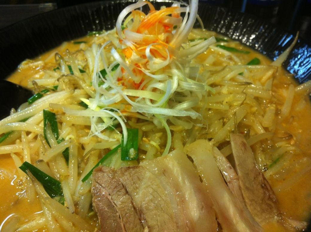 バズリまくったカップ麺の累計販売数は2000万食, 上京しても味噌ラーメンを愛したHIKAKINさん, 名店の店主が徹底的に味を作り込んだ, “元気の出る一杯”をリアル店舗で提供する意味, リアル店舗は「気合」の表れだ