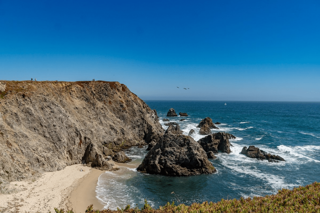#25: Bodega Bay – The Birds (1963) (Bodega, CA) #1: The Rocky Steps – Rocky (1976) (Philadelphia, PA), #3: Monument Valley – Stagecoach (1939) and Many Westerns (UT/AZ Border), #4: The Stanley Hotel – The Shining (1980) (Estes Park, CO), #7: Tatooine Sets – Star Wars (1977) (Tunisia), #9: Katz’s Delicatessen – When Harry Met Sally (1989) (New York City, NY), #10: Downtown Savannah – Forrest Gump (1994) (Savannah, GA), #12: Highclere Castle – Downton Abbey (2010–2015) (Hampshire, England), #13: Oxford University – The Theory of Everything (2014), Harry Potter (2001–2011), #15: Griffith Observatory – Rebel Without a Cause (1955), La La Land (2016) (Los Angeles, CA), #16: Timberline Lodge – The Shining (1980) (Mt. Hood, OR), #18: The Bench at Notting Hill – Notting Hill (1999) (London, England), #19: The Beach – The Goonies (1985) (Cannon Beach, OR), #21: Baker Street – Sherlock Holmes (2009) (London, England), #22: Skellig Michael – Star Wars: The Last Jedi (2017) (Ireland), #24: Rydell High – Grease (1978) (Venice High School, Los Angeles, CA), #25: Bodega Bay – The Birds (1963) (Bodega, CA)