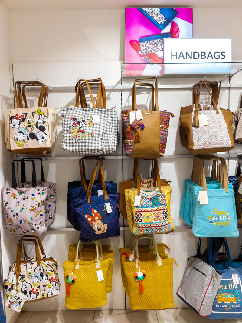 Generic tote bags Generic T-shirts, Autograph books, Glow toys from night shows, Overpriced snacks, Standard coffee mugs, Umbrellas and ponchos, Costume accessories, Keychains, Generic plush toys, Everyday jewelry, Standard park maps and guides, Photo print packages, Generic tote bags, Pens and stationery sets, Standard mouse ears, Choosing keepsakes that count