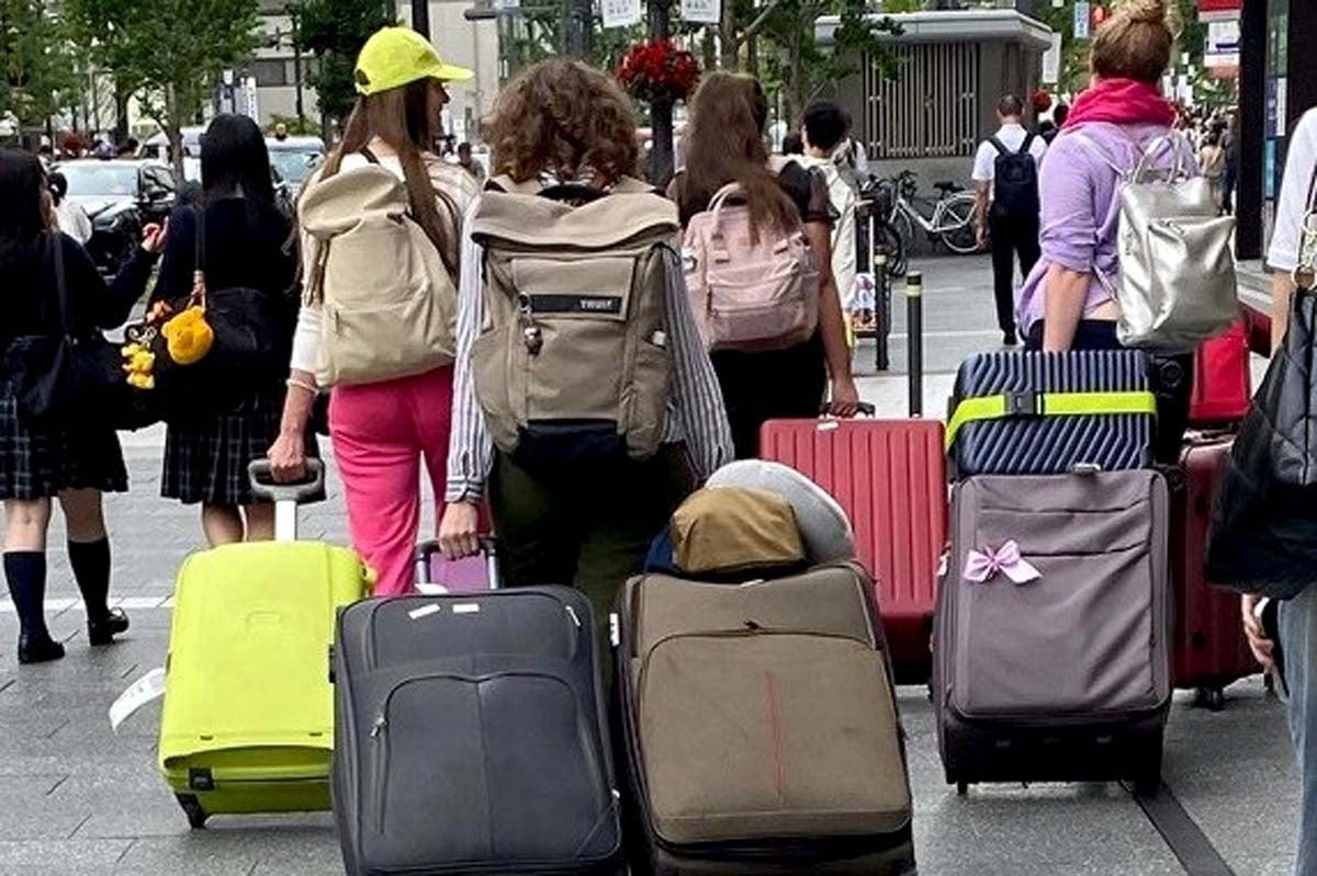 急増する特区民泊の影響, 全国の特区民泊の9割が大阪市に集中, 大阪市は8項目の問題点を整理, 吉村知事が新規受け付け停止を提言