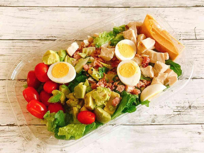 コストコの「コブサラダ」の値段と内容量, コストコの「コブサラダ」の原材料と入っている具材, コストコの「コブサラダ」のカロリー, コストコの「コブサラダ」の消費期限と保存方法, コスパで選ぶなら「6種の具材のポテトサラダ」, チーズ好きには「クラシックシーザーサラダ」, コストコの「コブサラダ」は冷凍保存できる？, コストコの「コブサラダ」は1人で食べきれる？
