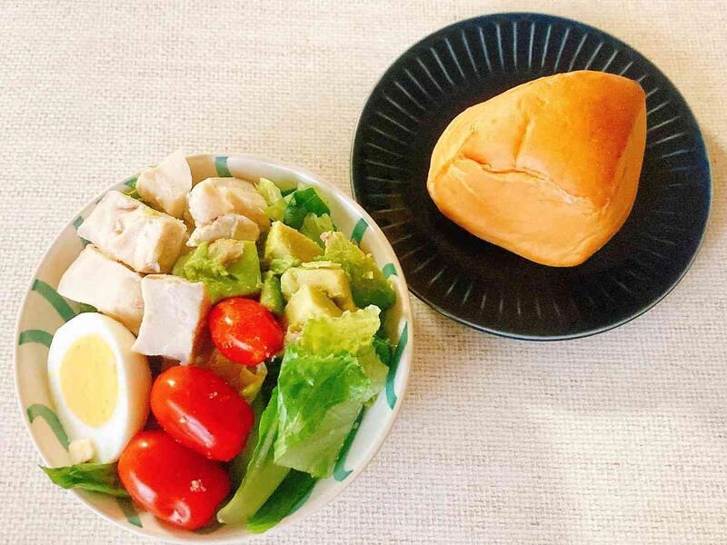 コストコの「コブサラダ」の値段と内容量, コストコの「コブサラダ」の原材料と入っている具材, コストコの「コブサラダ」のカロリー, コストコの「コブサラダ」の消費期限と保存方法, コスパで選ぶなら「6種の具材のポテトサラダ」, チーズ好きには「クラシックシーザーサラダ」, コストコの「コブサラダ」は冷凍保存できる？, コストコの「コブサラダ」は1人で食べきれる？