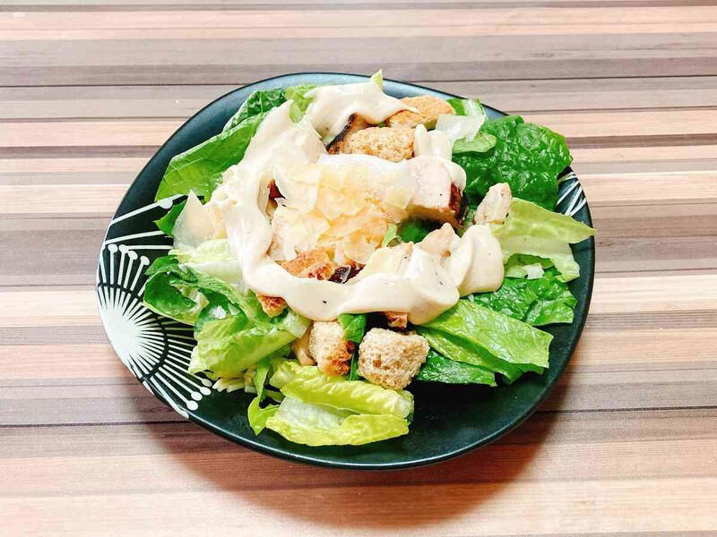 コストコの「コブサラダ」の値段と内容量, コストコの「コブサラダ」の原材料と入っている具材, コストコの「コブサラダ」のカロリー, コストコの「コブサラダ」の消費期限と保存方法, コスパで選ぶなら「6種の具材のポテトサラダ」, チーズ好きには「クラシックシーザーサラダ」, コストコの「コブサラダ」は冷凍保存できる？, コストコの「コブサラダ」は1人で食べきれる？