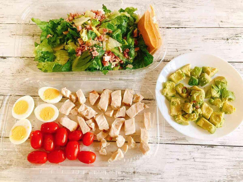 コストコの「コブサラダ」の値段と内容量, コストコの「コブサラダ」の原材料と入っている具材, コストコの「コブサラダ」のカロリー, コストコの「コブサラダ」の消費期限と保存方法, コスパで選ぶなら「6種の具材のポテトサラダ」, チーズ好きには「クラシックシーザーサラダ」, コストコの「コブサラダ」は冷凍保存できる？, コストコの「コブサラダ」は1人で食べきれる？