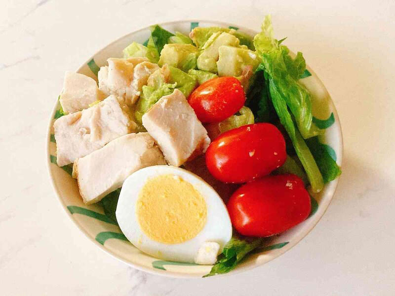 コストコの「コブサラダ」の値段と内容量, コストコの「コブサラダ」の原材料と入っている具材, コストコの「コブサラダ」のカロリー, コストコの「コブサラダ」の消費期限と保存方法, コスパで選ぶなら「6種の具材のポテトサラダ」, チーズ好きには「クラシックシーザーサラダ」, コストコの「コブサラダ」は冷凍保存できる？, コストコの「コブサラダ」は1人で食べきれる？
