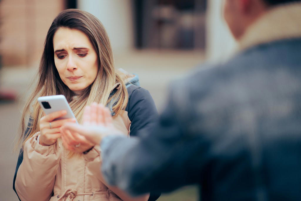 How has social media impacted trust in relationships? What is the loyalty test?, Why is this trend harmful?, What can suspecting partners do instead?, How has social media impacted trust in relationships?