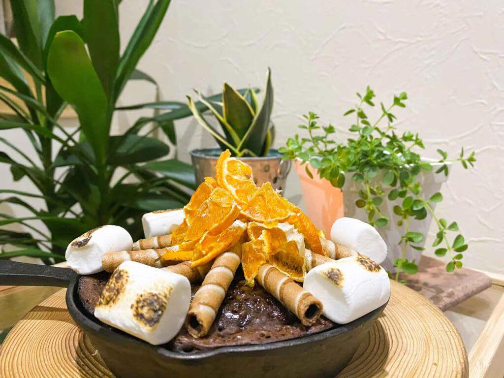 焼きマシュマロが人気な理由は「手軽さ」と「おいしさ」にアリ！, キャンプで焼きマシュマロを楽しもう！焚き火を使った「基本の作り方」, 1.マシュマロを串に刺す, 2.串を回しながら焼く, 3.きつね色になるまで焼く, お家でも簡単に作れる！焚き火を使わない焼きマシュマロの作り方, 電子レンジで作る, ガスコンロで作る, フライパンで作る, 焼きマシュマロの人気アレンジレシピ8選, 焼きマシュマロの定番スイーツ「スモア」, バナナをプラスして味変を楽しむ「バナナ・スモア」, 甘じょっぱさが癖になる「ハニーベーコン・スモア」, 手軽なのに本格的なドルチェピザ「チョコマシュマロピザ」, スモアとは違った味わいに！「マシュマロ・チョコ・バナナのホットサンド」, 焼くだけ簡単「メレンゲクッキー」, スキレットで作る「簡単スモア」, アウトドア気分が盛り上がる「焚き火ケーキ」, 焼きマシュマロ作りにおすすめのマシュマロと便利グッズ, プレーン味のマシュマロ, 安全な竹串・グリルフォーク, キャンプだけじゃない！焼きマシュマロは手軽なおやつにもおすすめ
