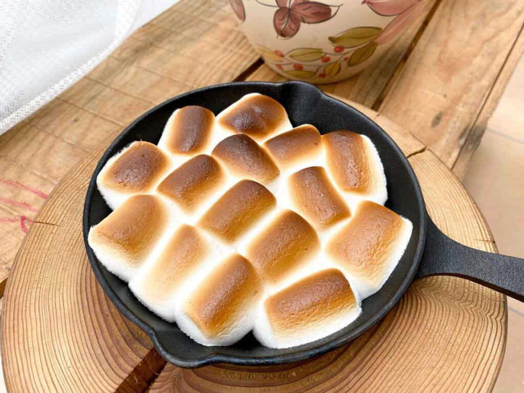 焼きマシュマロが人気な理由は「手軽さ」と「おいしさ」にアリ！, キャンプで焼きマシュマロを楽しもう！焚き火を使った「基本の作り方」, 1.マシュマロを串に刺す, 2.串を回しながら焼く, 3.きつね色になるまで焼く, お家でも簡単に作れる！焚き火を使わない焼きマシュマロの作り方, 電子レンジで作る, ガスコンロで作る, フライパンで作る, 焼きマシュマロの人気アレンジレシピ8選, 焼きマシュマロの定番スイーツ「スモア」, バナナをプラスして味変を楽しむ「バナナ・スモア」, 甘じょっぱさが癖になる「ハニーベーコン・スモア」, 手軽なのに本格的なドルチェピザ「チョコマシュマロピザ」, スモアとは違った味わいに！「マシュマロ・チョコ・バナナのホットサンド」, 焼くだけ簡単「メレンゲクッキー」, スキレットで作る「簡単スモア」, アウトドア気分が盛り上がる「焚き火ケーキ」, 焼きマシュマロ作りにおすすめのマシュマロと便利グッズ, プレーン味のマシュマロ, 安全な竹串・グリルフォーク, キャンプだけじゃない！焼きマシュマロは手軽なおやつにもおすすめ