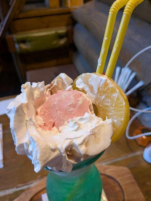 埼玉が誇るデカ盛り喫茶店チェーン, フルサービスでゆったりくつろげる店内, 注文はタブレットで, 噂に違わぬ…いや、それ以上のデカ盛り, そのボリューム、コメダ以上!?　2人前を想定か, 大宮駅すぐの穴場カフェ, コーヒーはホット280円。アイスは330円で量たっぷり, 会計がさらに安くなる裏技も！？