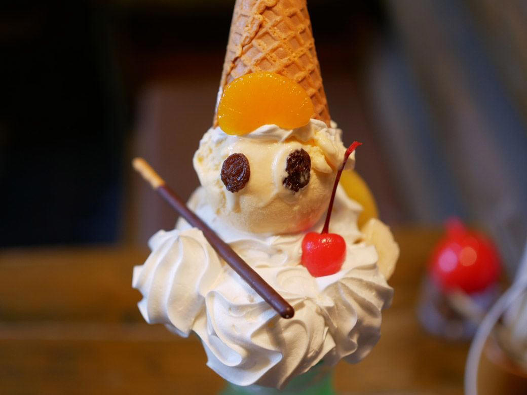 埼玉が誇るデカ盛り喫茶店チェーン, フルサービスでゆったりくつろげる店内, 注文はタブレットで, 噂に違わぬ…いや、それ以上のデカ盛り, そのボリューム、コメダ以上!?　2人前を想定か, 大宮駅すぐの穴場カフェ, コーヒーはホット280円。アイスは330円で量たっぷり, 会計がさらに安くなる裏技も！？