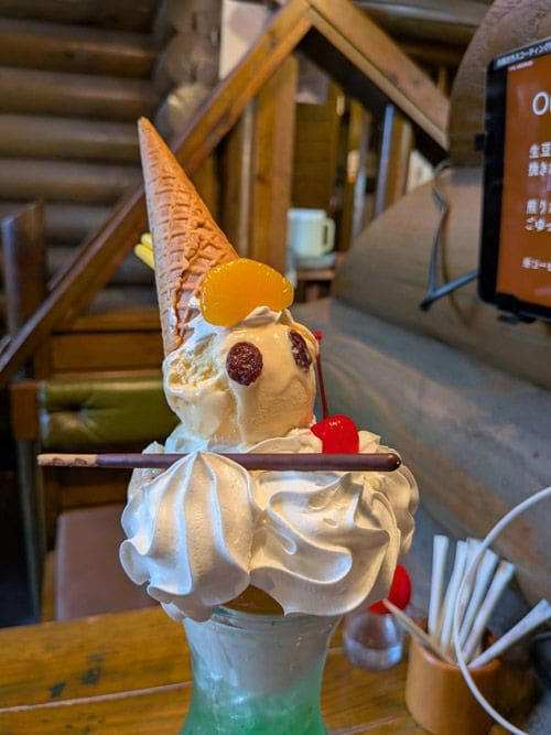 埼玉が誇るデカ盛り喫茶店チェーン, フルサービスでゆったりくつろげる店内, 注文はタブレットで, 噂に違わぬ…いや、それ以上のデカ盛り, そのボリューム、コメダ以上!?　2人前を想定か, 大宮駅すぐの穴場カフェ, コーヒーはホット280円。アイスは330円で量たっぷり, 会計がさらに安くなる裏技も！？