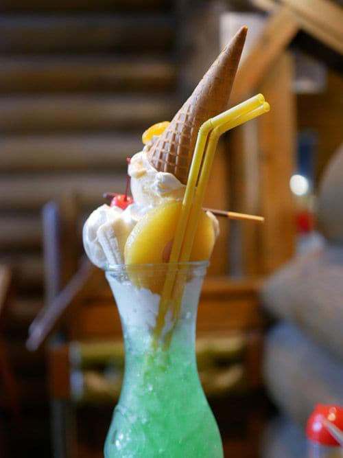 埼玉が誇るデカ盛り喫茶店チェーン, フルサービスでゆったりくつろげる店内, 注文はタブレットで, 噂に違わぬ…いや、それ以上のデカ盛り, そのボリューム、コメダ以上!?　2人前を想定か, 大宮駅すぐの穴場カフェ, コーヒーはホット280円。アイスは330円で量たっぷり, 会計がさらに安くなる裏技も！？