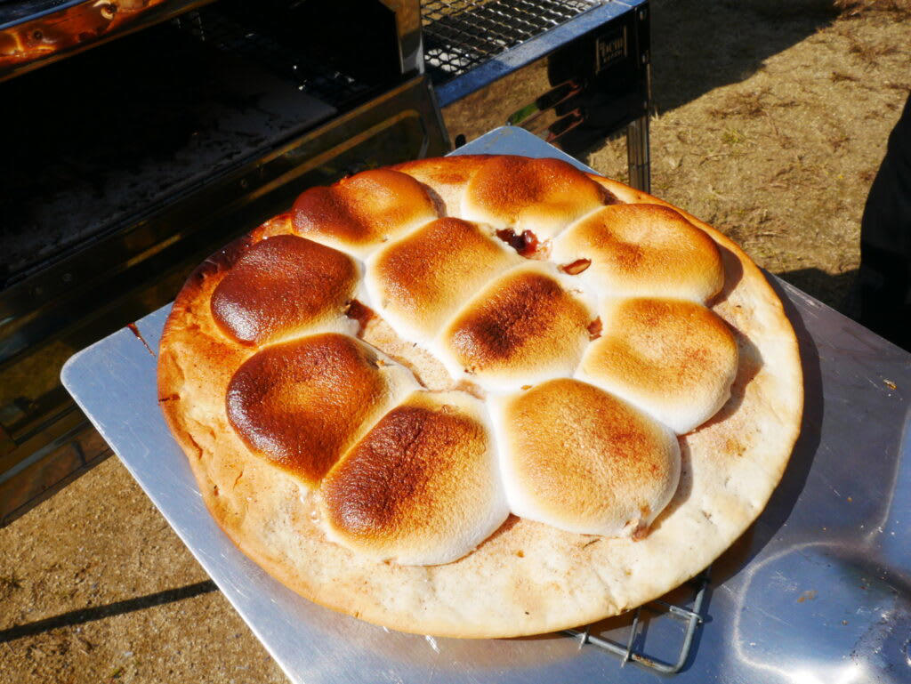 焼きマシュマロが人気な理由は「手軽さ」と「おいしさ」にアリ！, キャンプで焼きマシュマロを楽しもう！焚き火を使った「基本の作り方」, 1.マシュマロを串に刺す, 2.串を回しながら焼く, 3.きつね色になるまで焼く, お家でも簡単に作れる！焚き火を使わない焼きマシュマロの作り方, 電子レンジで作る, ガスコンロで作る, フライパンで作る, 焼きマシュマロの人気アレンジレシピ8選, 焼きマシュマロの定番スイーツ「スモア」, バナナをプラスして味変を楽しむ「バナナ・スモア」, 甘じょっぱさが癖になる「ハニーベーコン・スモア」, 手軽なのに本格的なドルチェピザ「チョコマシュマロピザ」, スモアとは違った味わいに！「マシュマロ・チョコ・バナナのホットサンド」, 焼くだけ簡単「メレンゲクッキー」, スキレットで作る「簡単スモア」, アウトドア気分が盛り上がる「焚き火ケーキ」, 焼きマシュマロ作りにおすすめのマシュマロと便利グッズ, プレーン味のマシュマロ, 安全な竹串・グリルフォーク, キャンプだけじゃない！焼きマシュマロは手軽なおやつにもおすすめ