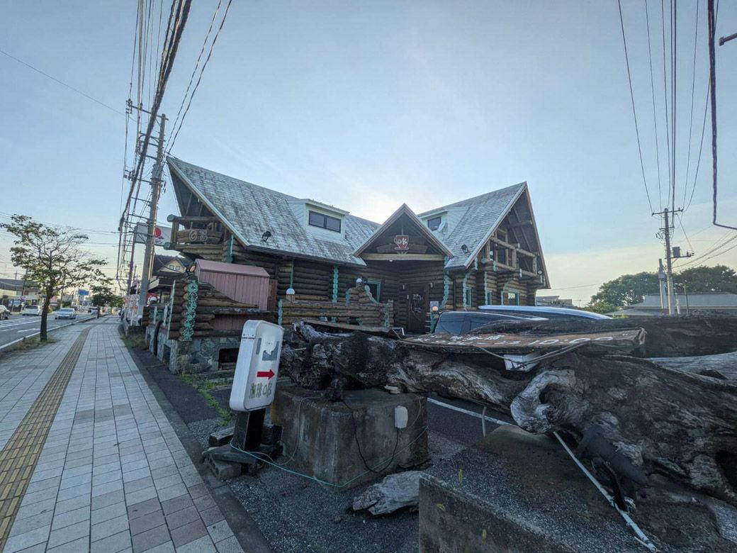 埼玉が誇るデカ盛り喫茶店チェーン, フルサービスでゆったりくつろげる店内, 注文はタブレットで, 噂に違わぬ…いや、それ以上のデカ盛り, そのボリューム、コメダ以上!?　2人前を想定か, 大宮駅すぐの穴場カフェ, コーヒーはホット280円。アイスは330円で量たっぷり, 会計がさらに安くなる裏技も！？