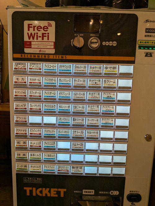 埼玉が誇るデカ盛り喫茶店チェーン, フルサービスでゆったりくつろげる店内, 注文はタブレットで, 噂に違わぬ…いや、それ以上のデカ盛り, そのボリューム、コメダ以上!?　2人前を想定か, 大宮駅すぐの穴場カフェ, コーヒーはホット280円。アイスは330円で量たっぷり, 会計がさらに安くなる裏技も！？