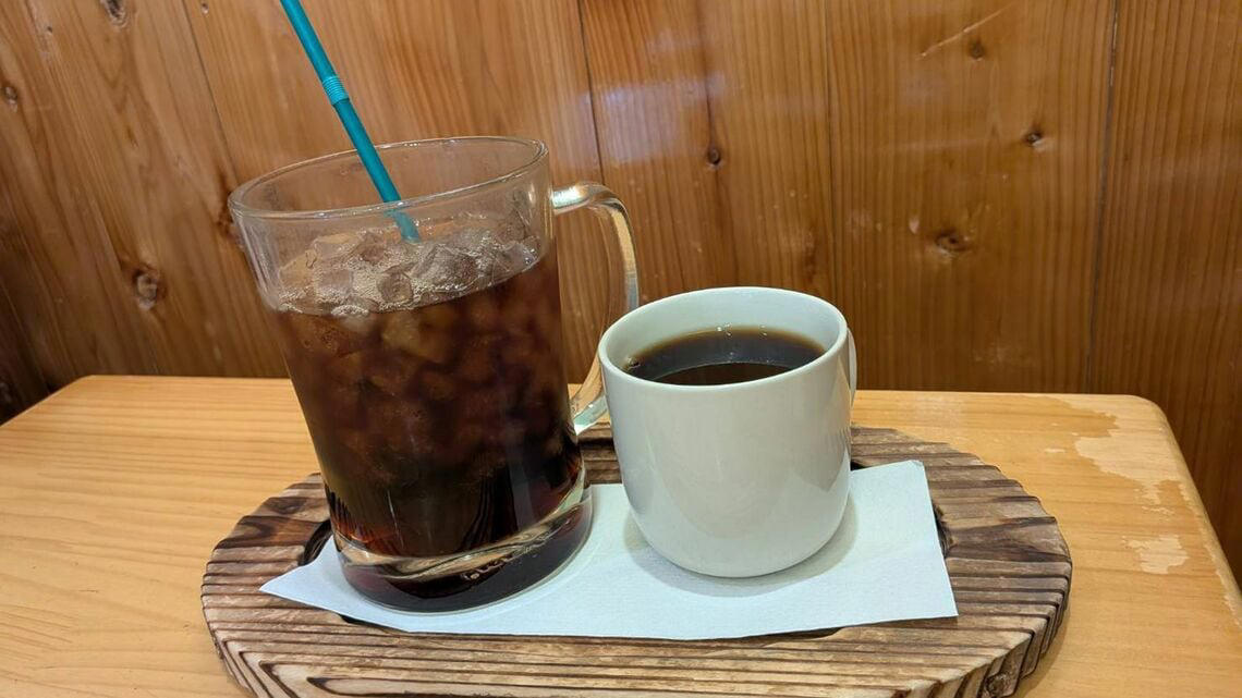 埼玉が誇るデカ盛り喫茶店チェーン, フルサービスでゆったりくつろげる店内, 注文はタブレットで, 噂に違わぬ…いや、それ以上のデカ盛り, そのボリューム、コメダ以上!?　2人前を想定か, 大宮駅すぐの穴場カフェ, コーヒーはホット280円。アイスは330円で量たっぷり, 会計がさらに安くなる裏技も！？