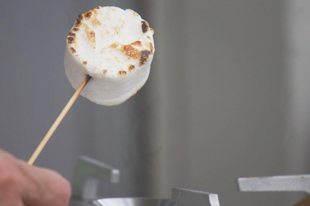 焼きマシュマロが人気な理由は「手軽さ」と「おいしさ」にアリ！, キャンプで焼きマシュマロを楽しもう！焚き火を使った「基本の作り方」, 1.マシュマロを串に刺す, 2.串を回しながら焼く, 3.きつね色になるまで焼く, お家でも簡単に作れる！焚き火を使わない焼きマシュマロの作り方, 電子レンジで作る, ガスコンロで作る, フライパンで作る, 焼きマシュマロの人気アレンジレシピ8選, 焼きマシュマロの定番スイーツ「スモア」, バナナをプラスして味変を楽しむ「バナナ・スモア」, 甘じょっぱさが癖になる「ハニーベーコン・スモア」, 手軽なのに本格的なドルチェピザ「チョコマシュマロピザ」, スモアとは違った味わいに！「マシュマロ・チョコ・バナナのホットサンド」, 焼くだけ簡単「メレンゲクッキー」, スキレットで作る「簡単スモア」, アウトドア気分が盛り上がる「焚き火ケーキ」, 焼きマシュマロ作りにおすすめのマシュマロと便利グッズ, プレーン味のマシュマロ, 安全な竹串・グリルフォーク, キャンプだけじゃない！焼きマシュマロは手軽なおやつにもおすすめ