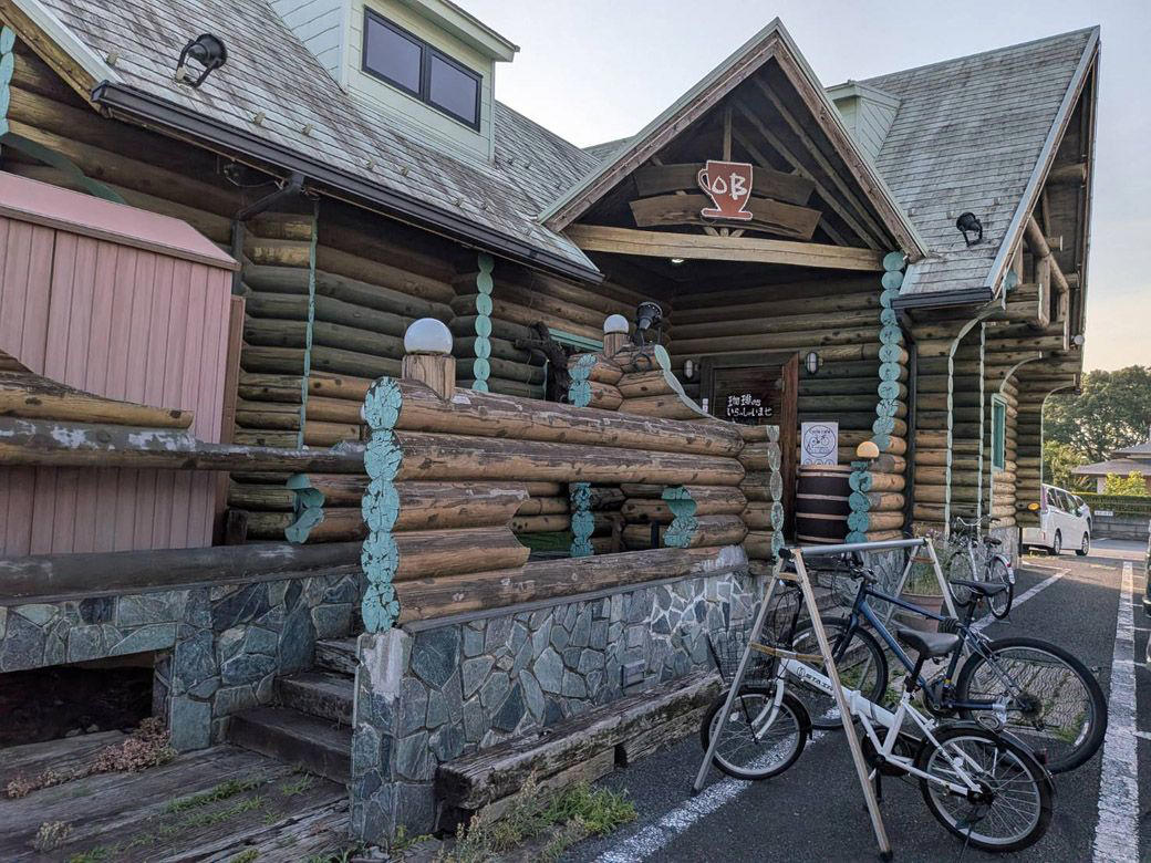 埼玉が誇るデカ盛り喫茶店チェーン, フルサービスでゆったりくつろげる店内, 注文はタブレットで, 噂に違わぬ…いや、それ以上のデカ盛り, そのボリューム、コメダ以上!?　2人前を想定か, 大宮駅すぐの穴場カフェ, コーヒーはホット280円。アイスは330円で量たっぷり, 会計がさらに安くなる裏技も！？