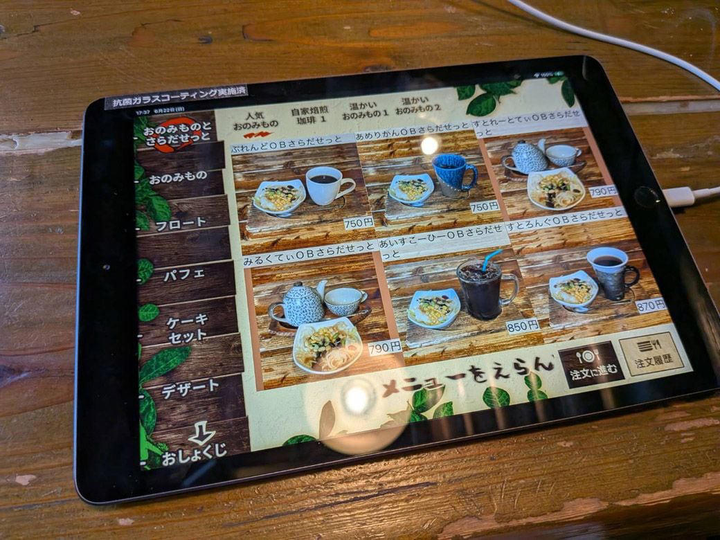 埼玉が誇るデカ盛り喫茶店チェーン, フルサービスでゆったりくつろげる店内, 注文はタブレットで, 噂に違わぬ…いや、それ以上のデカ盛り, そのボリューム、コメダ以上!?　2人前を想定か, 大宮駅すぐの穴場カフェ, コーヒーはホット280円。アイスは330円で量たっぷり, 会計がさらに安くなる裏技も！？