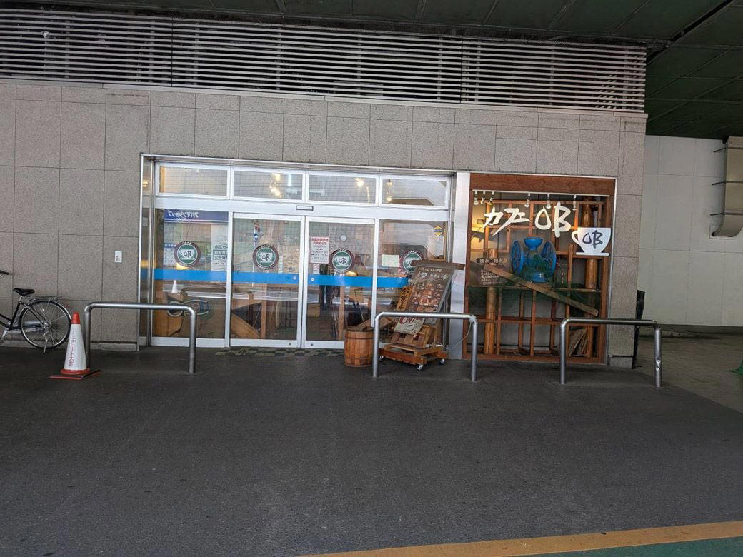 埼玉が誇るデカ盛り喫茶店チェーン, フルサービスでゆったりくつろげる店内, 注文はタブレットで, 噂に違わぬ…いや、それ以上のデカ盛り, そのボリューム、コメダ以上!?　2人前を想定か, 大宮駅すぐの穴場カフェ, コーヒーはホット280円。アイスは330円で量たっぷり, 会計がさらに安くなる裏技も！？