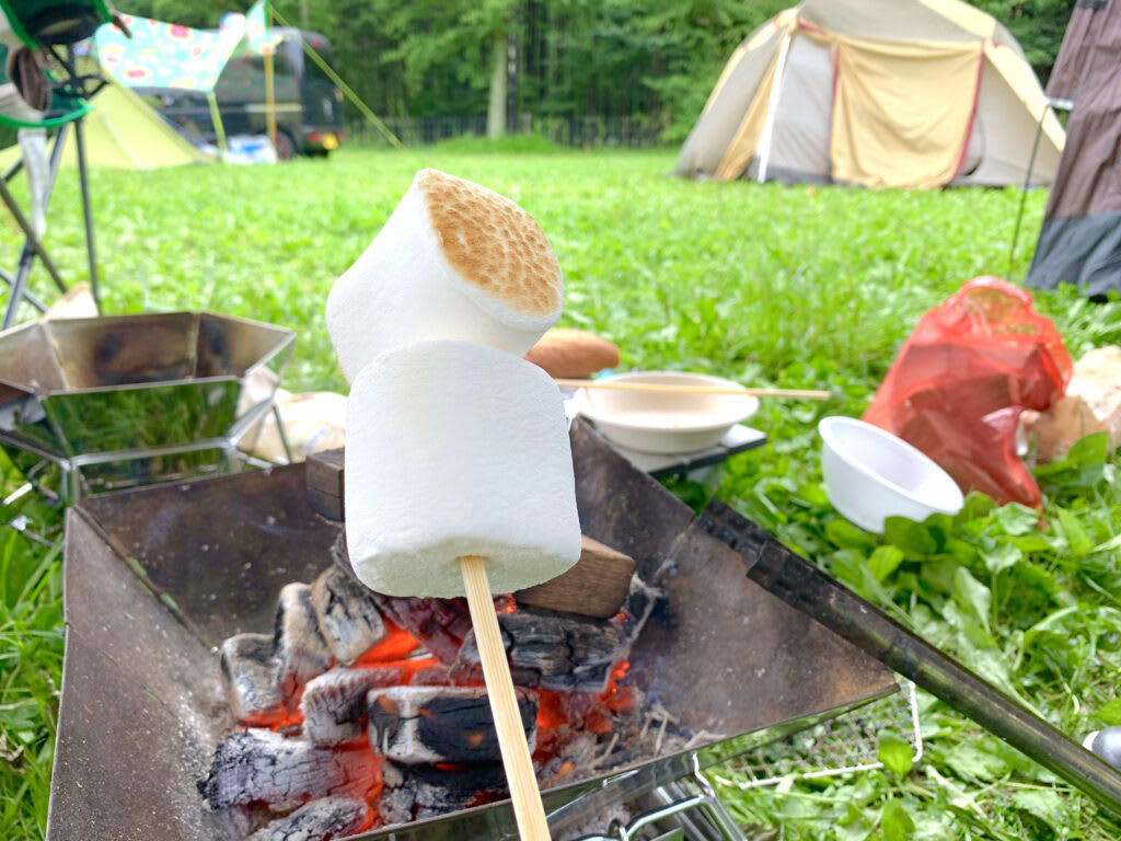 焼きマシュマロが人気な理由は「手軽さ」と「おいしさ」にアリ！, キャンプで焼きマシュマロを楽しもう！焚き火を使った「基本の作り方」, 1.マシュマロを串に刺す, 2.串を回しながら焼く, 3.きつね色になるまで焼く, お家でも簡単に作れる！焚き火を使わない焼きマシュマロの作り方, 電子レンジで作る, ガスコンロで作る, フライパンで作る, 焼きマシュマロの人気アレンジレシピ8選, 焼きマシュマロの定番スイーツ「スモア」, バナナをプラスして味変を楽しむ「バナナ・スモア」, 甘じょっぱさが癖になる「ハニーベーコン・スモア」, 手軽なのに本格的なドルチェピザ「チョコマシュマロピザ」, スモアとは違った味わいに！「マシュマロ・チョコ・バナナのホットサンド」, 焼くだけ簡単「メレンゲクッキー」, スキレットで作る「簡単スモア」, アウトドア気分が盛り上がる「焚き火ケーキ」, 焼きマシュマロ作りにおすすめのマシュマロと便利グッズ, プレーン味のマシュマロ, 安全な竹串・グリルフォーク, キャンプだけじゃない！焼きマシュマロは手軽なおやつにもおすすめ