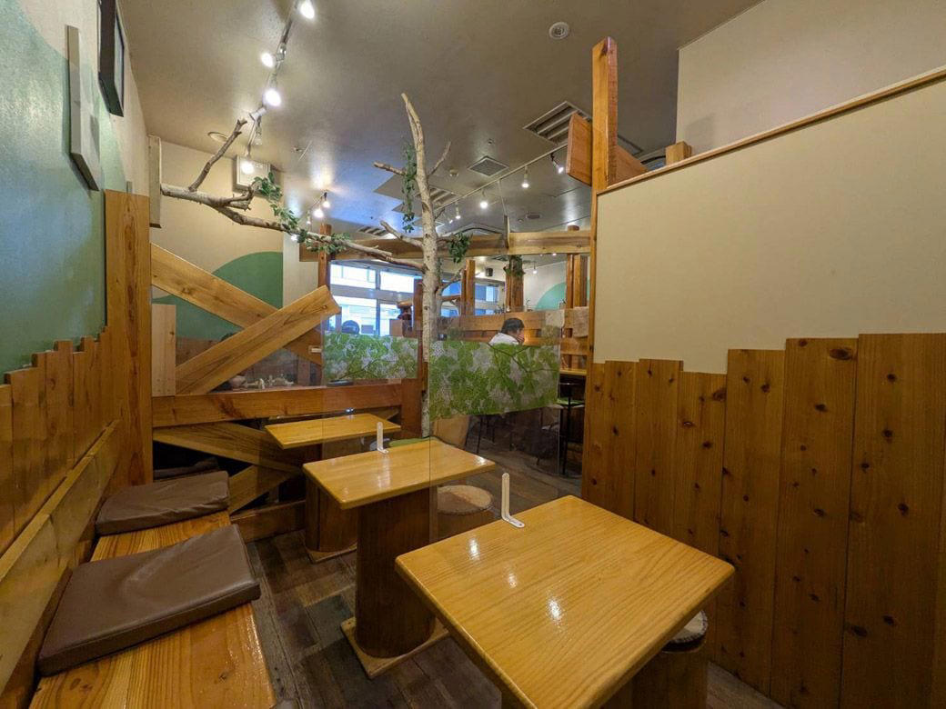 埼玉が誇るデカ盛り喫茶店チェーン, フルサービスでゆったりくつろげる店内, 注文はタブレットで, 噂に違わぬ…いや、それ以上のデカ盛り, そのボリューム、コメダ以上!?　2人前を想定か, 大宮駅すぐの穴場カフェ, コーヒーはホット280円。アイスは330円で量たっぷり, 会計がさらに安くなる裏技も！？