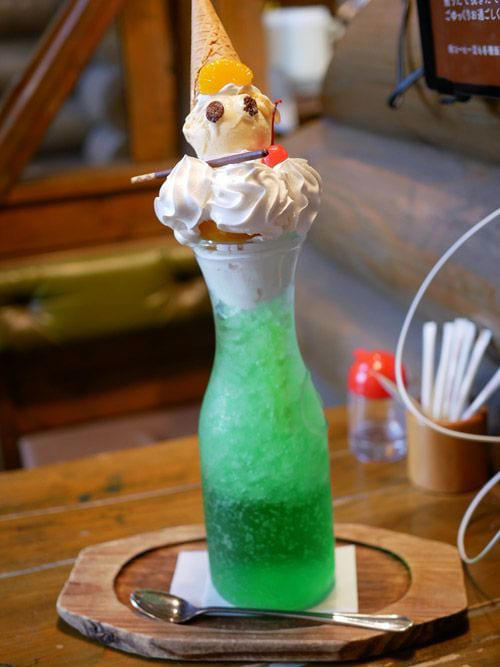 埼玉が誇るデカ盛り喫茶店チェーン, フルサービスでゆったりくつろげる店内, 注文はタブレットで, 噂に違わぬ…いや、それ以上のデカ盛り, そのボリューム、コメダ以上!?　2人前を想定か, 大宮駅すぐの穴場カフェ, コーヒーはホット280円。アイスは330円で量たっぷり, 会計がさらに安くなる裏技も！？