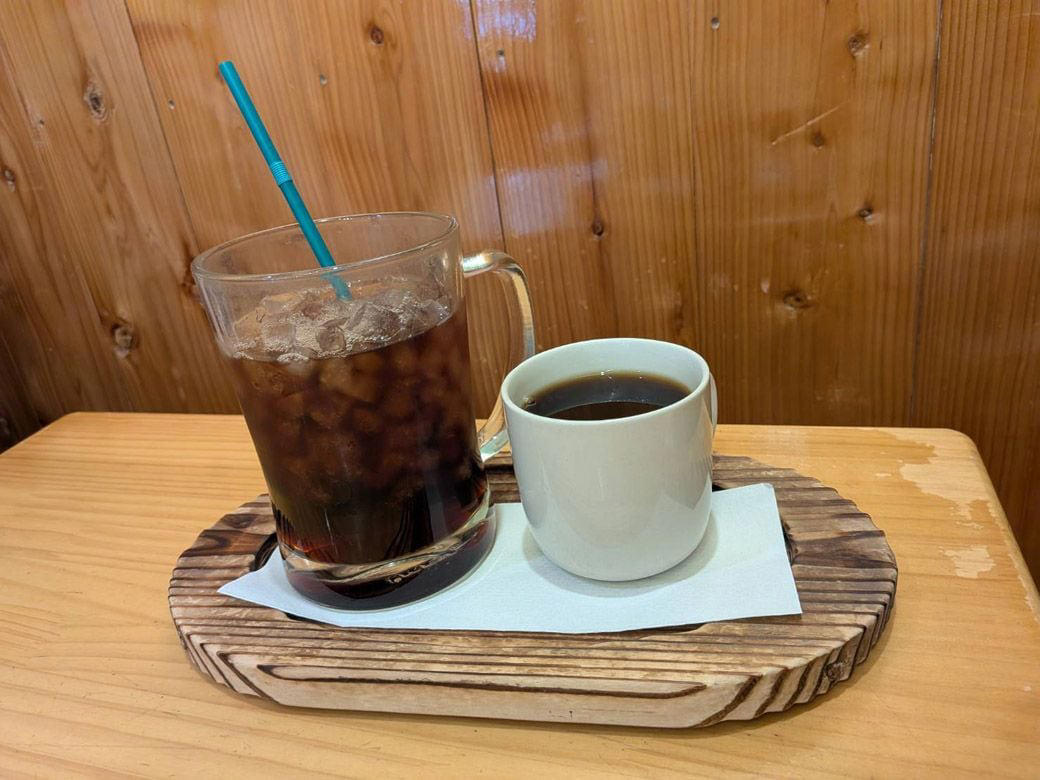 埼玉が誇るデカ盛り喫茶店チェーン, フルサービスでゆったりくつろげる店内, 注文はタブレットで, 噂に違わぬ…いや、それ以上のデカ盛り, そのボリューム、コメダ以上!?　2人前を想定か, 大宮駅すぐの穴場カフェ, コーヒーはホット280円。アイスは330円で量たっぷり, 会計がさらに安くなる裏技も！？