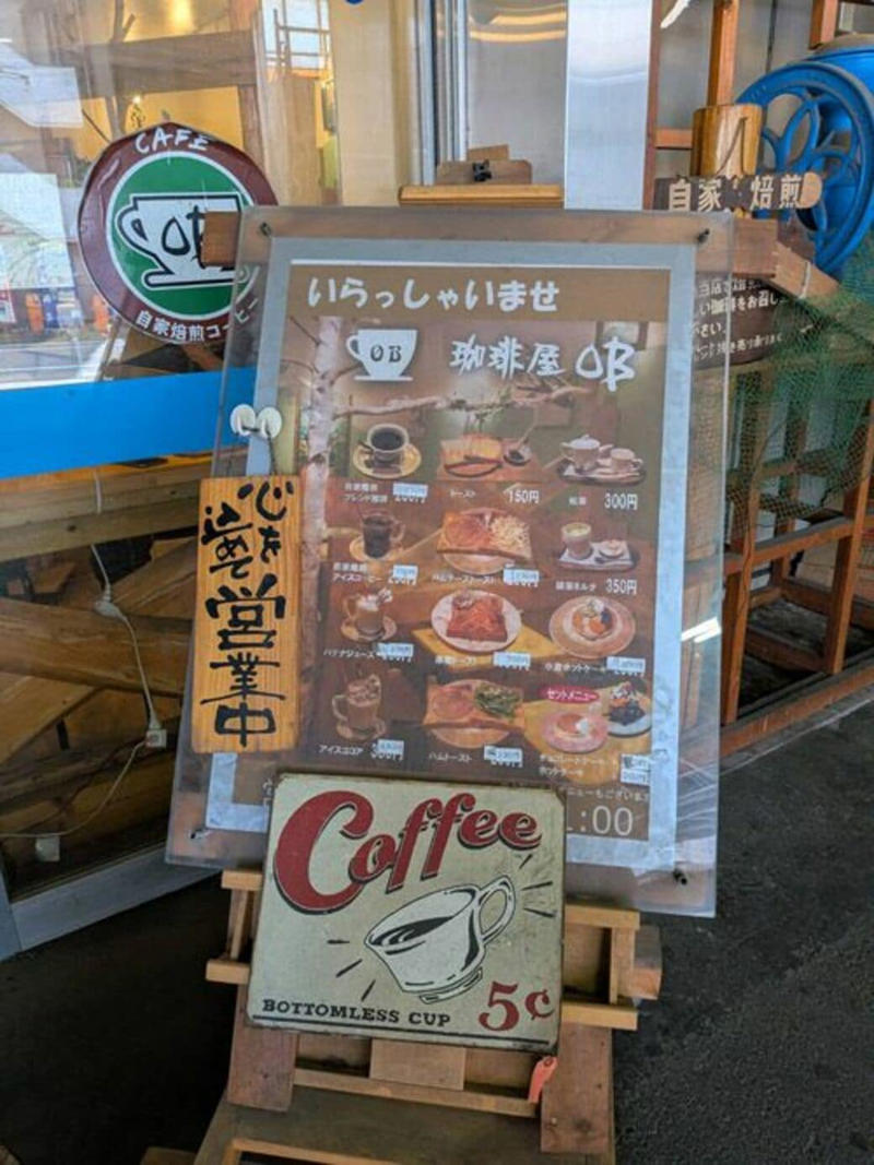 埼玉が誇るデカ盛り喫茶店チェーン, フルサービスでゆったりくつろげる店内, 注文はタブレットで, 噂に違わぬ…いや、それ以上のデカ盛り, そのボリューム、コメダ以上!?　2人前を想定か, 大宮駅すぐの穴場カフェ, コーヒーはホット280円。アイスは330円で量たっぷり, 会計がさらに安くなる裏技も！？