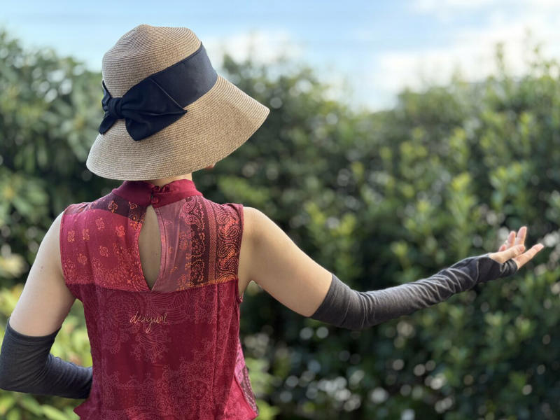 年齢を重ねたら、ノースリーブは避けるべき？, ノースリーブ愛が止まらなくなってきた50代, 隠したい部分はアームカバーで対処, 体型をどう感じるかは他人ではなく自分次第