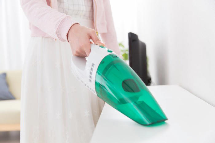 「衣類」「布製品」の抜け毛取りに便利なグッズ3選, 1.外出先でもさっと使える「エチケットブラシ」, 2.細かい場所もラクラク「ニトリルゴム製手袋」, 3.洗濯と抜け毛取りを同時進行！「ランドリーボール」, 「フローリング」の抜け毛取りに使いやすいグッズ2選, 4.ちょっとだけのお掃除に最適「ハンディクリーナー」, 5.ながら掃除をしたいときには「モップスリッパ」
