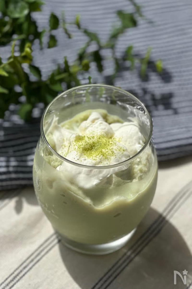 まるで本物！ あの人気カフェの味を再現するドリンクレシピ3選！, 1．スタバの人気メニューをおうちで手軽に！ 「抹茶フラペチーノ」を再現, 2．コメダ珈琲店のメニューから消えた…あの味を再現「小豆小町コーヒー」, 3．ドトール風だってお任せ！ ナッツの風味が香る「ホットチョコレート」, 【まとめ】おうちでカフェ気分！ 簡単再現レシピを楽しもう