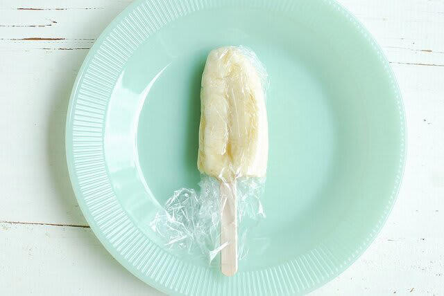 夏の体にうれしい！バナナの栄養素, クラッシュバナナアイスキャンディーのレシピ, クラッシュバナナキャンディーの材料（4本分）, クラッシュバナナキャンディーの作り方, チョコレートバナナバークのレシピ, チョコレートバナナバークの材料（25cm×15cmのバット1個分）, チョコレートバナナバークの作り方