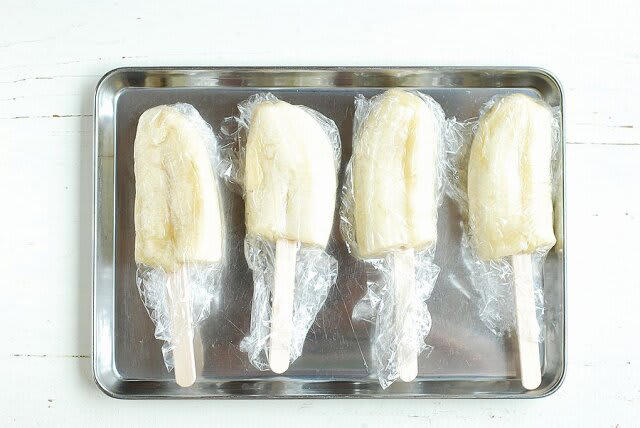 夏の体にうれしい！バナナの栄養素, クラッシュバナナアイスキャンディーのレシピ, クラッシュバナナキャンディーの材料（4本分）, クラッシュバナナキャンディーの作り方, チョコレートバナナバークのレシピ, チョコレートバナナバークの材料（25cm×15cmのバット1個分）, チョコレートバナナバークの作り方
