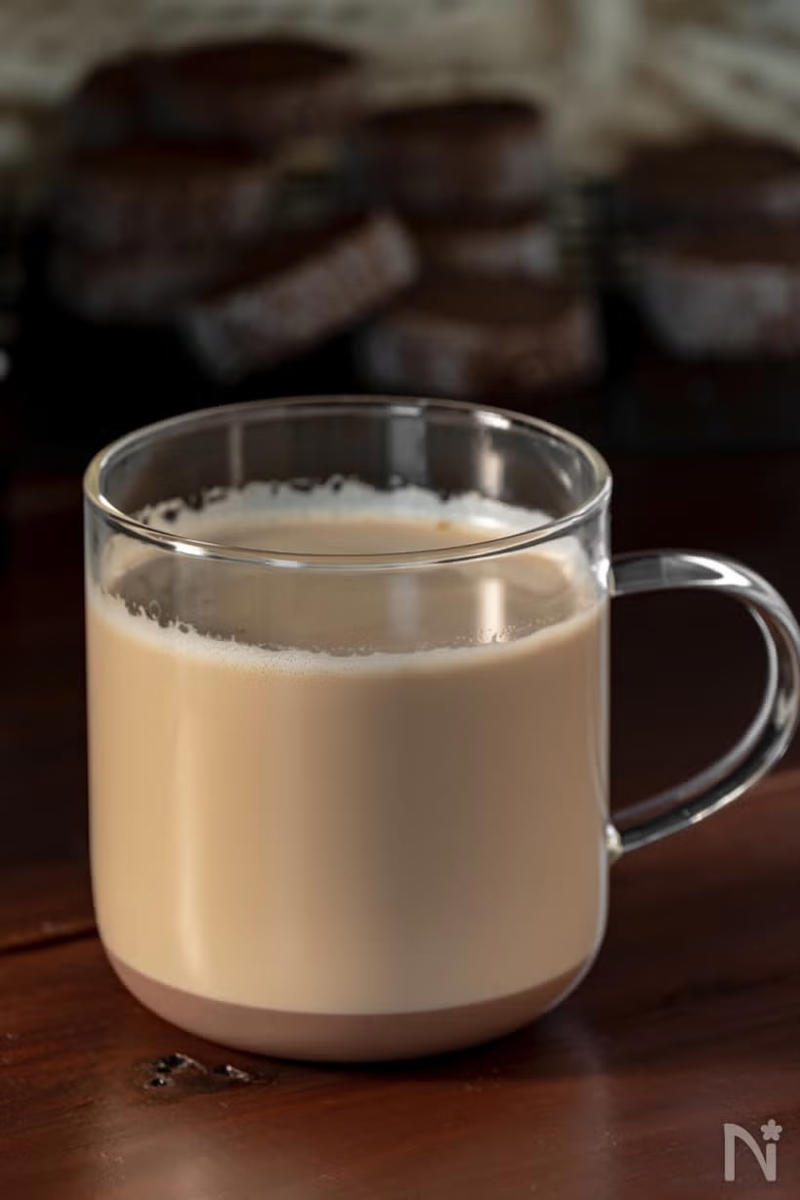 まるで本物！ あの人気カフェの味を再現するドリンクレシピ3選！, 1．スタバの人気メニューをおうちで手軽に！ 「抹茶フラペチーノ」を再現, 2．コメダ珈琲店のメニューから消えた…あの味を再現「小豆小町コーヒー」, 3．ドトール風だってお任せ！ ナッツの風味が香る「ホットチョコレート」, 【まとめ】おうちでカフェ気分！ 簡単再現レシピを楽しもう