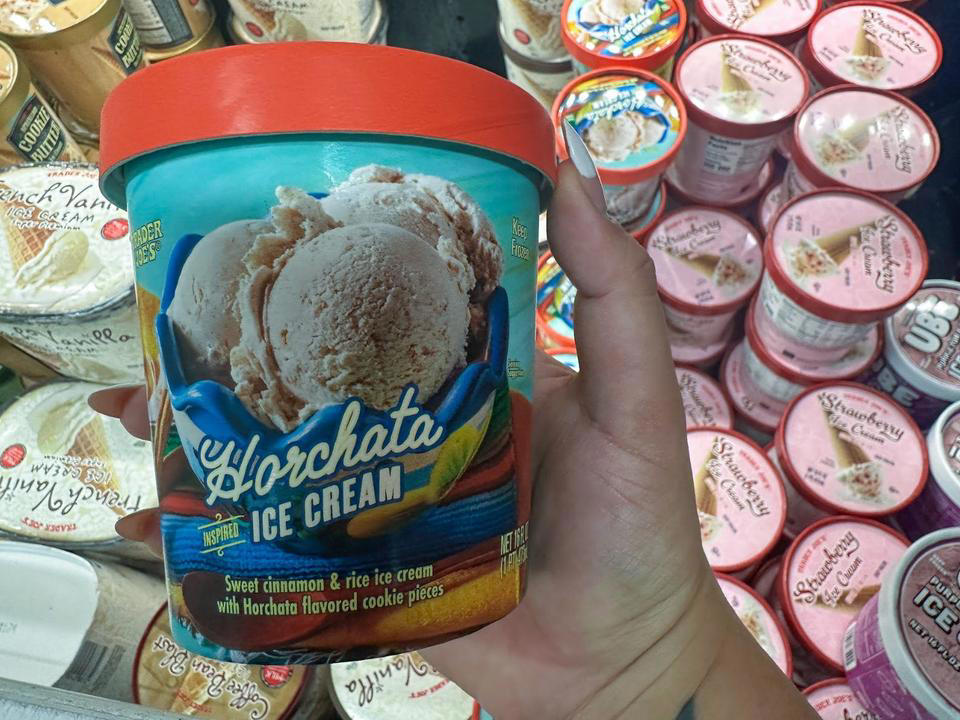 私は常にコールドブリューコーヒーバッグをストックしている, トレーダージョーズの「オーバーナイトオーツ」は、時短朝食の定番だ, 私は常にこのオルチャータ風味のアイスを買います。クラシックなメキシコの飲み物の味を完璧に再現しています, トレーダージョーズのドルマは、私のお気に入りのパントリー定番商品の1つ, 私はいつもノルウェー産サワードウライチップスを買って、ツナサラダと合わせています, トレーダージョーズの冷蔵チキンナゲットは、究極の在宅勤務ランチハック, 冷凍ハッシュブラウンはカルト的人気商品。買ってみて、その理由がわかるようになりました