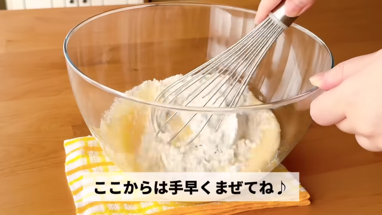 1．ボウルに卵を割り入れ、泡立て器で混ぜる, 2．牛乳が冷たい場合は電子レンジで温める, 3．1のボウルに2を加えて混ぜる, 4．ホットケーキミックスを加えてよく混ぜる, 5．グラタン皿にアルミホイルを敷く, 6．生地をグラタン皿に流し込み、空気を抜く, 7．トースターで焼く, 8．焼きあがったら完成