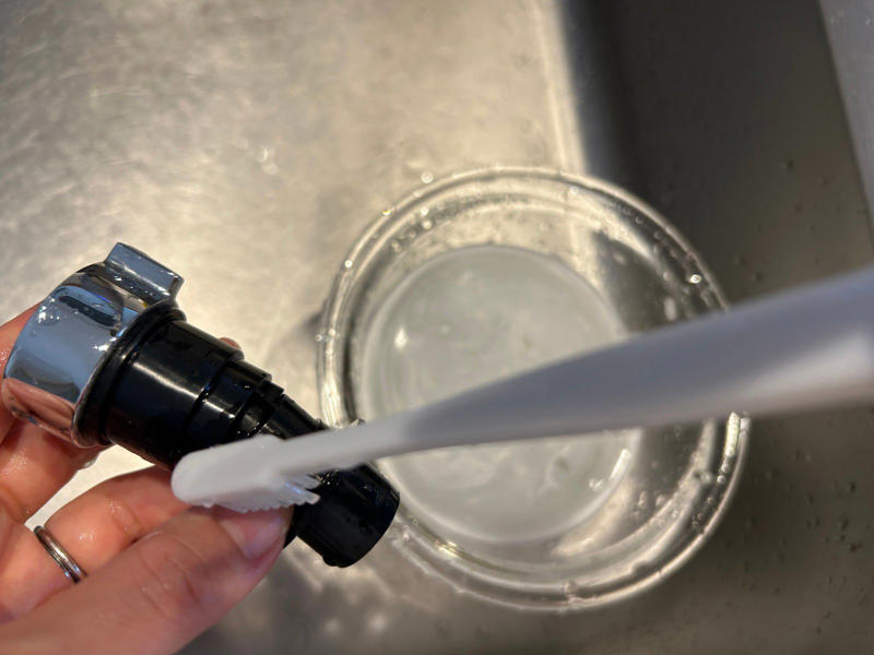 1．まずはパーツの取り外し, 2．水洗い＋ブラシでこすり洗い, 3．水気を拭き取り元に戻す, 水も運気も流れよく