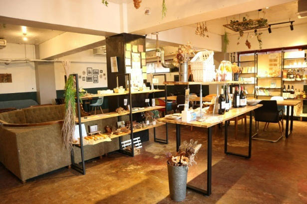 店内で涼しく、おいしく快適に！まるフェ館林のクールシェア内容, 食材にこだわった健康志向のメニュー, 子どもの新しい居場所「食学子(しょくがっこ)」の取り組み, 支援の輪を広げる「食事チケット」の仕組み
