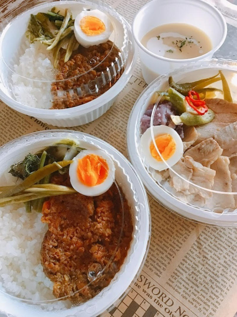 店内で涼しく、おいしく快適に！まるフェ館林のクールシェア内容, 食材にこだわった健康志向のメニュー, 子どもの新しい居場所「食学子(しょくがっこ)」の取り組み, 支援の輪を広げる「食事チケット」の仕組み